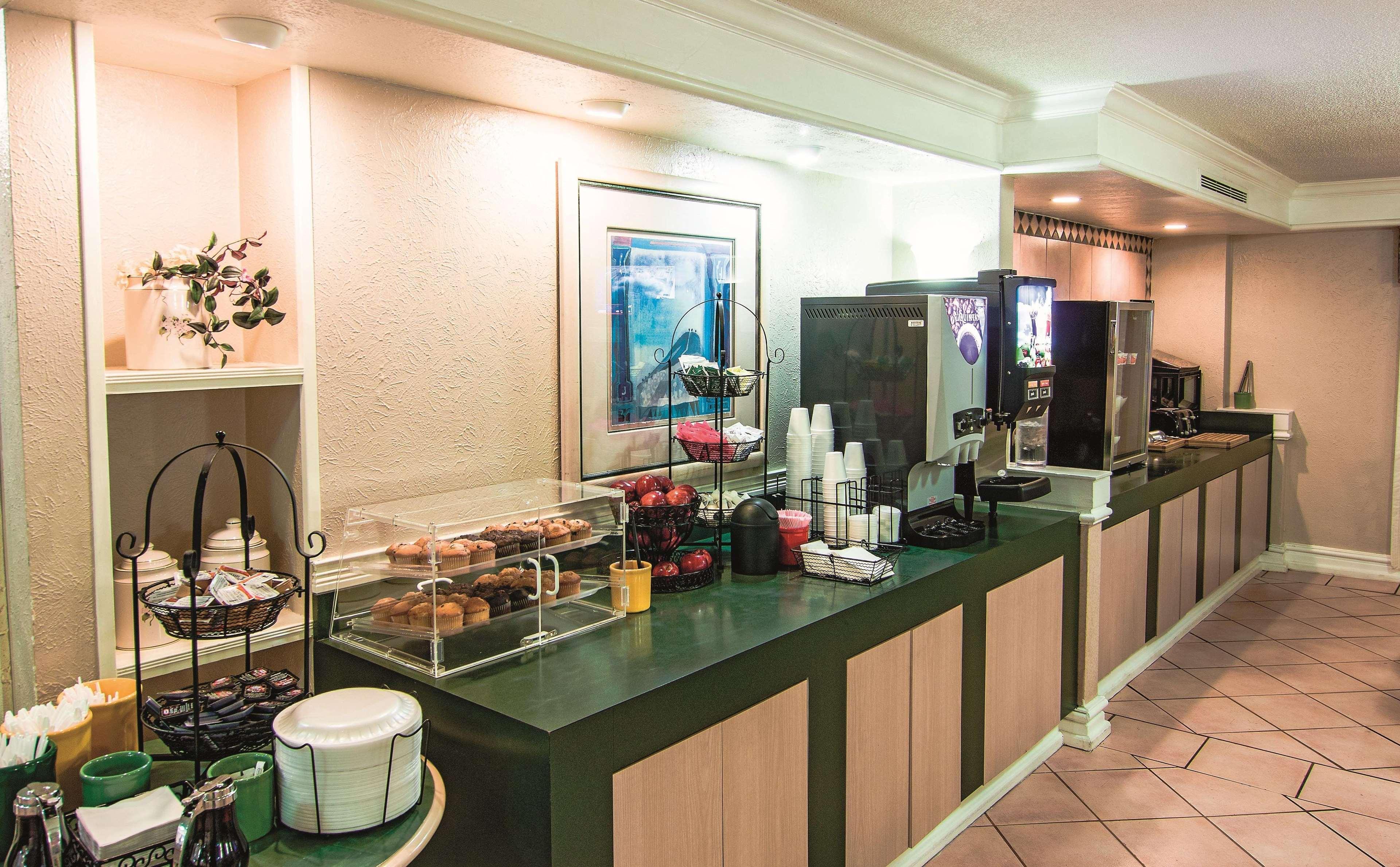 La Quinta Inn By Wyndham Indianapolis Airport Lynhurst Екстериор снимка