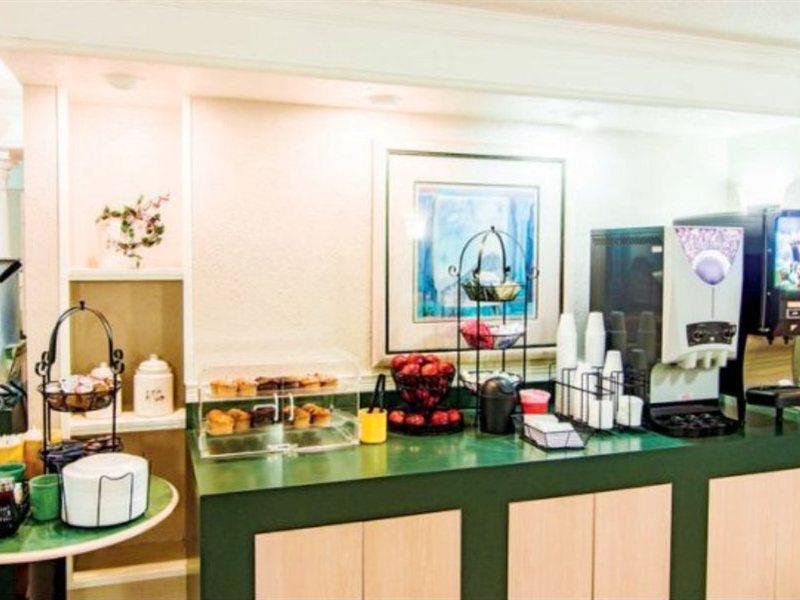 La Quinta Inn By Wyndham Indianapolis Airport Lynhurst Екстериор снимка